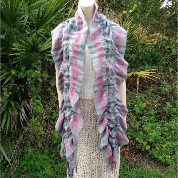 NWOT Gorgeous Bunched Gray & Pink Plaid Scarf Wrap with Fringe - Picture 1 of 7